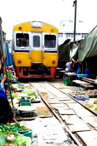 ตลาดร่มหุบ ตลาดริมทางรถไฟ (Railway Fresh Market)